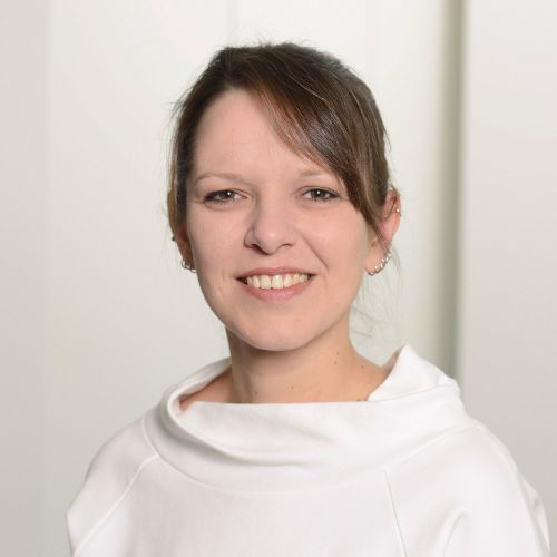 Frau Stephanie Eder